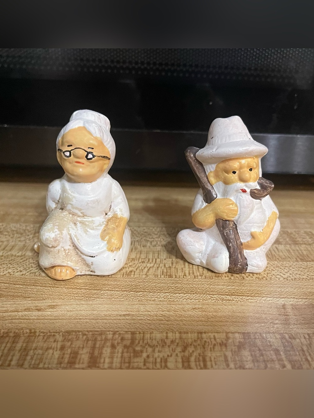 Vintage old couple grandMa grandPa Hillbilly Salt & Pepper Shakers collectible
